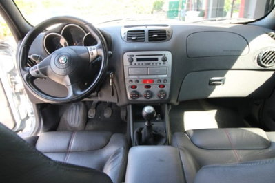 Alfa Romeo 147 1.9 JTD 16V cat 3 porte Distinctive (14)