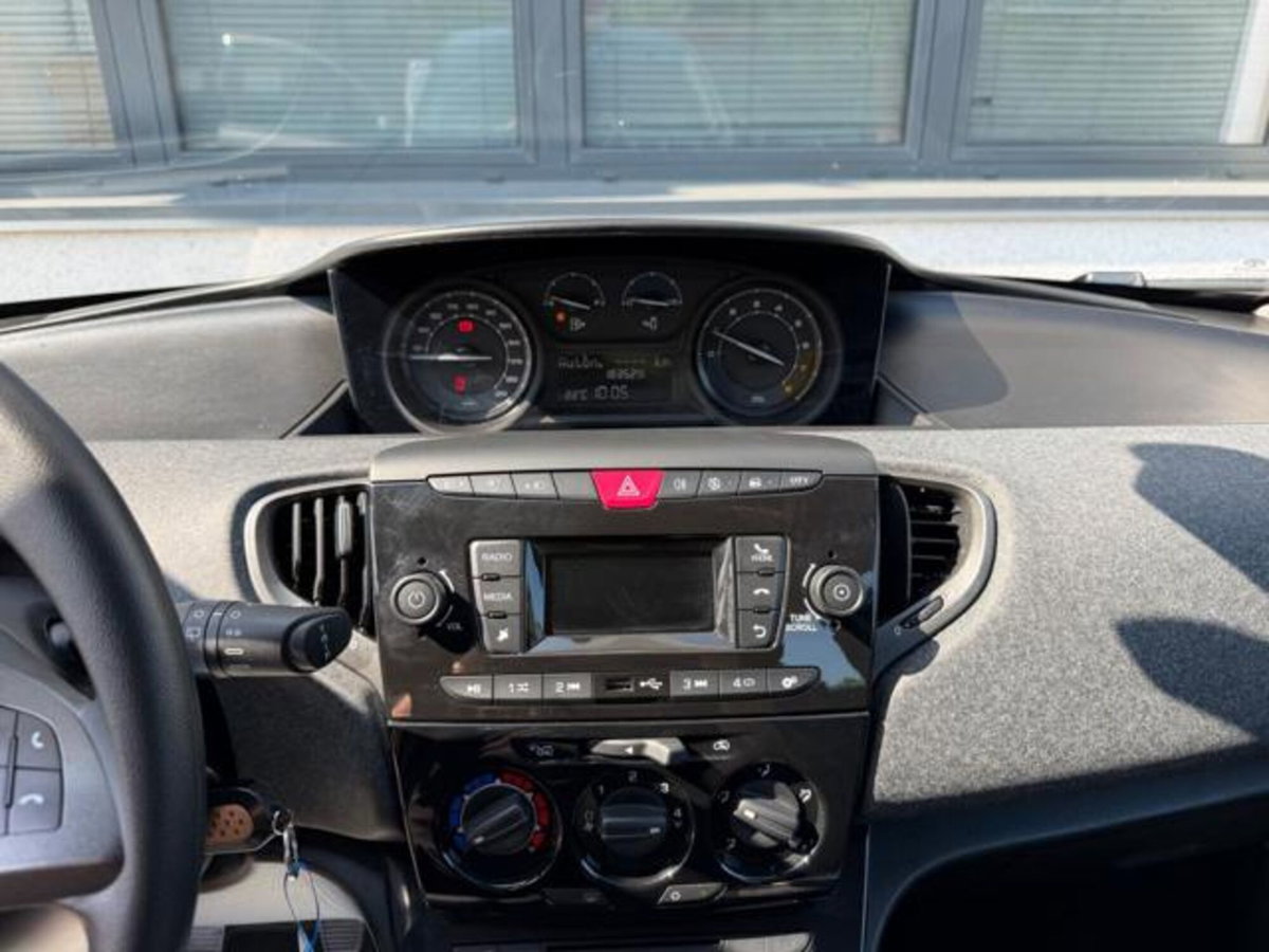 Lancia Ypsilon 1.0 FireFly 5 porte S&S Hybrid Silver Plus (14)
