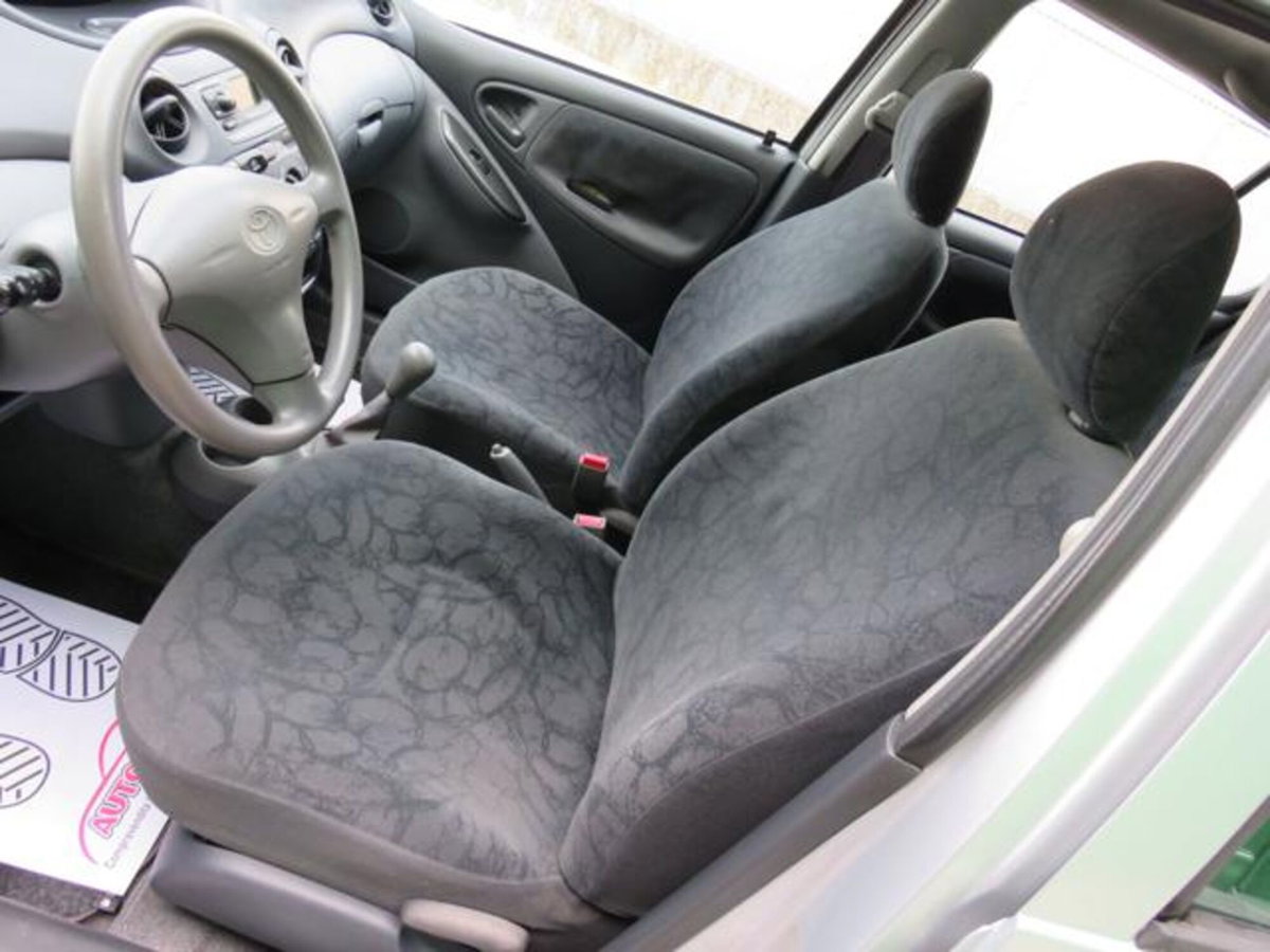 Toyota Yaris 16V cat 5 porte Sol '03 (14)