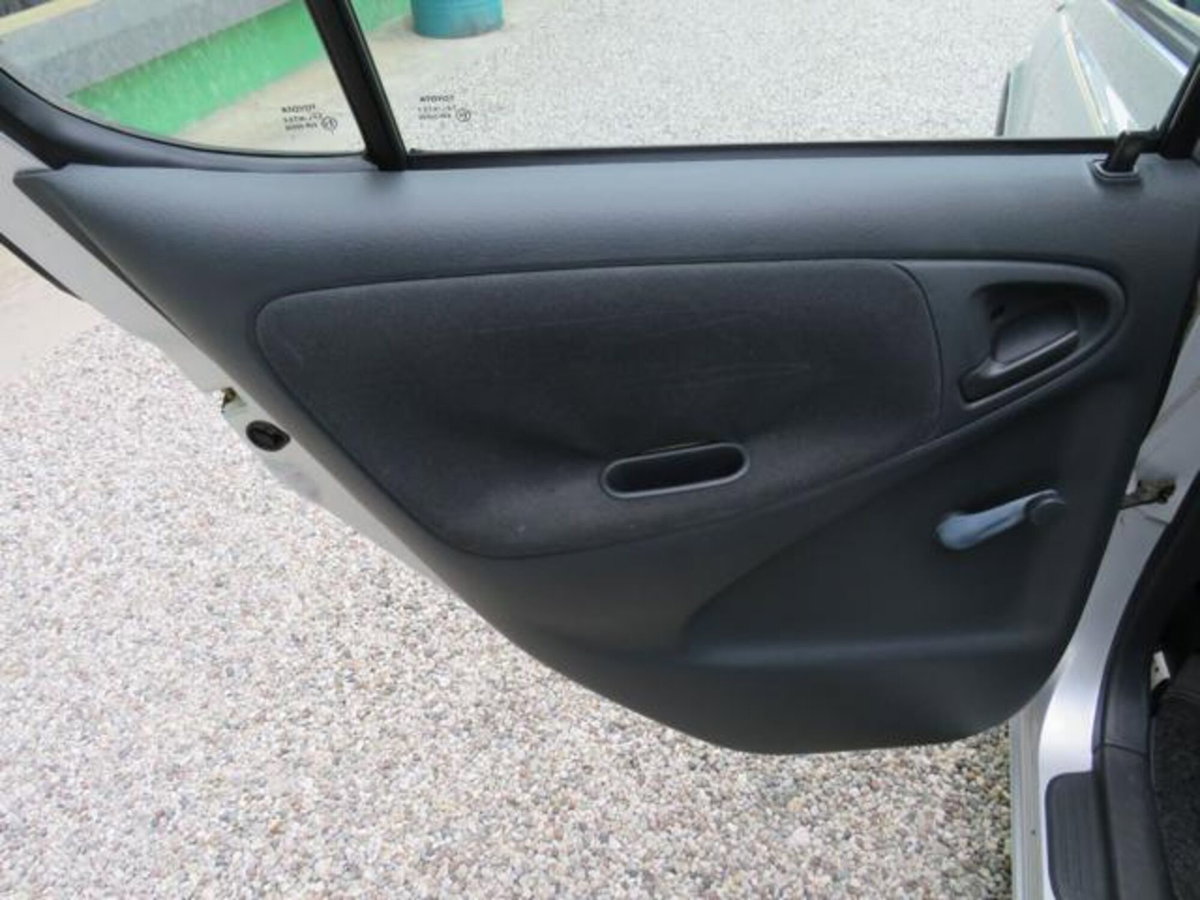 Toyota Yaris 16V cat 5 porte Sol '03 (16)