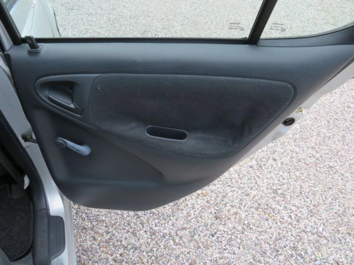 Toyota Yaris 16V cat 5 porte Sol '03 (19)