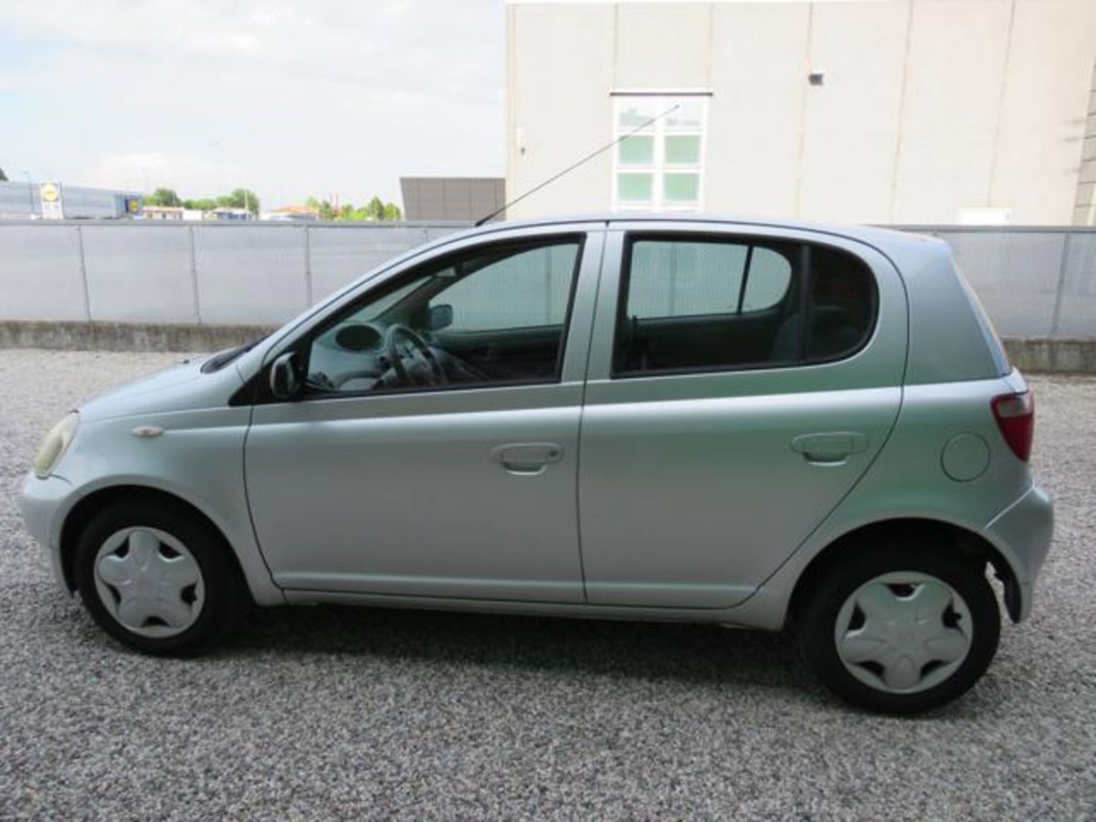 Toyota Yaris 16V cat 5 porte Sol '03 (2)