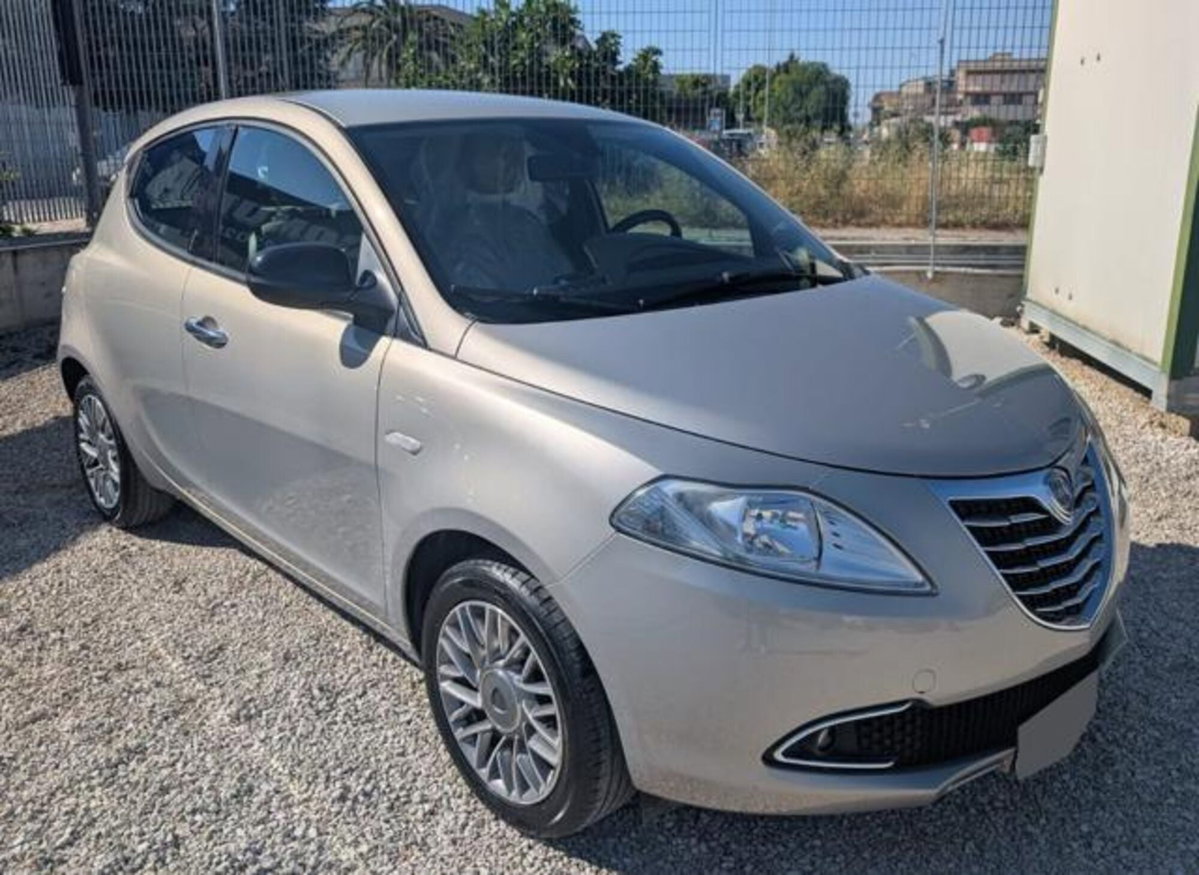 Lancia Ypsilon 1.2 69 CV 5 porte Platinum (2)