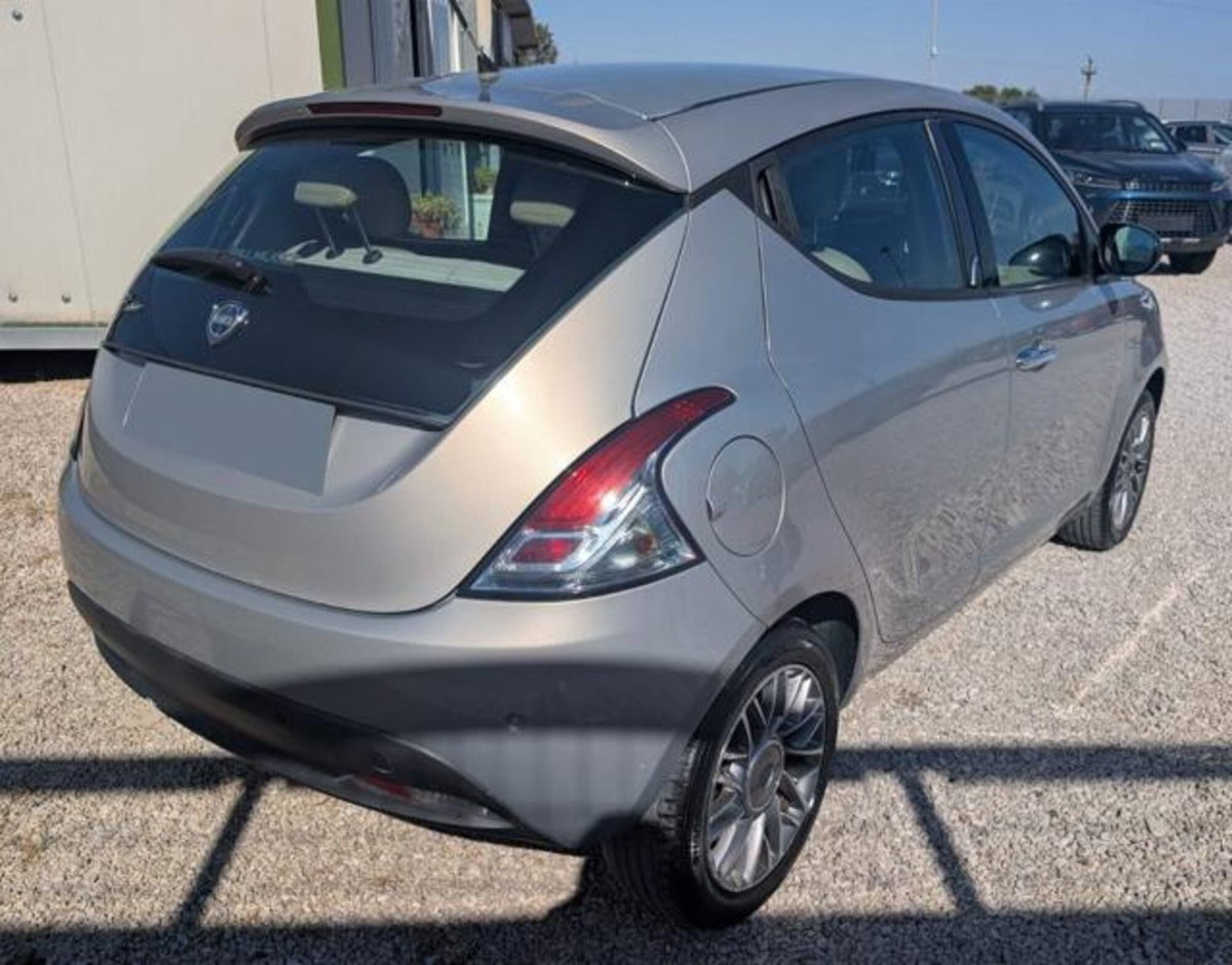 Lancia Ypsilon 1.2 69 CV 5 porte Platinum (3)