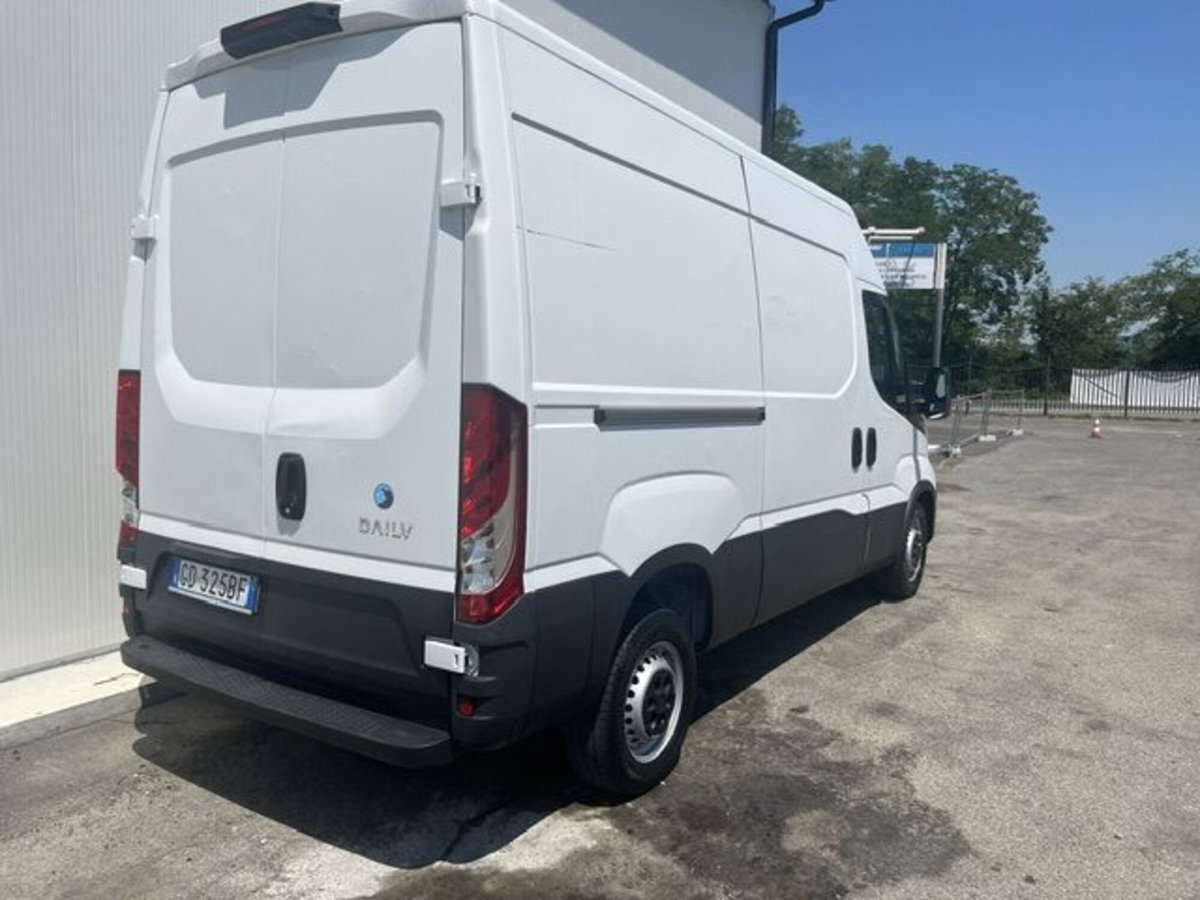 Iveco Daily Furgone 33S12V 2.3 HPT PC-TN Furgone (3)