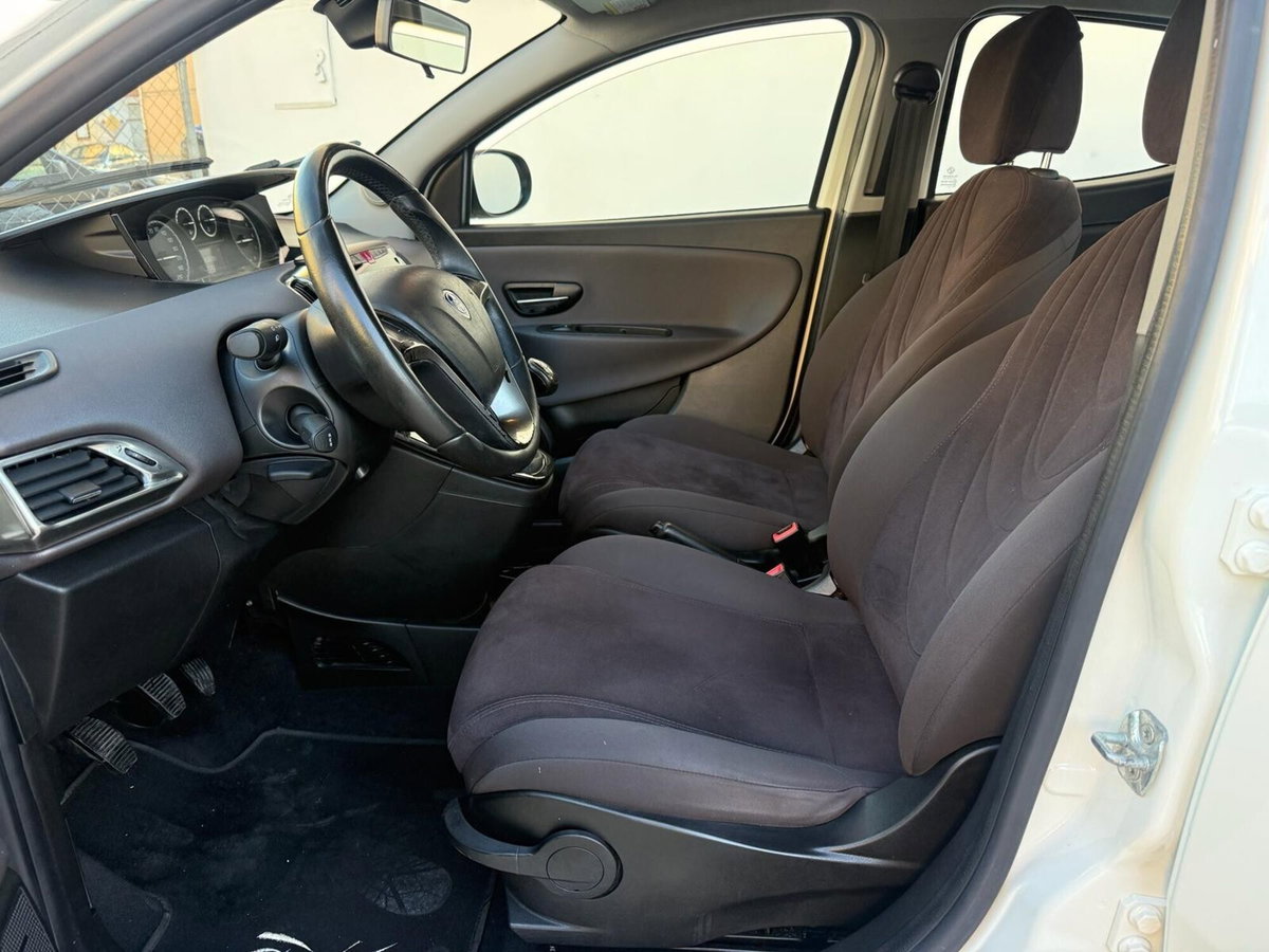 Lancia Ypsilon 1.2 69 CV 5 porte Gold (12)