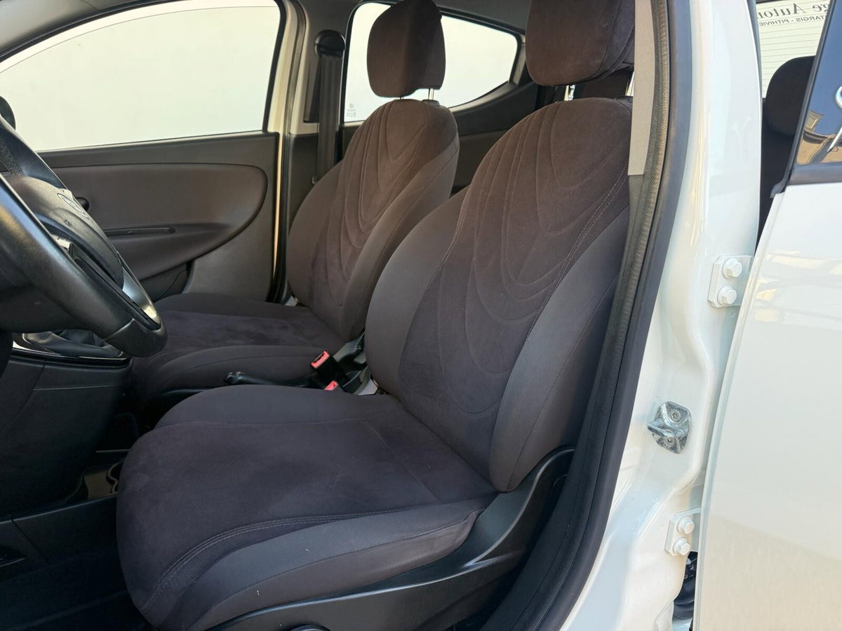 Lancia Ypsilon 1.2 69 CV 5 porte Gold (13)