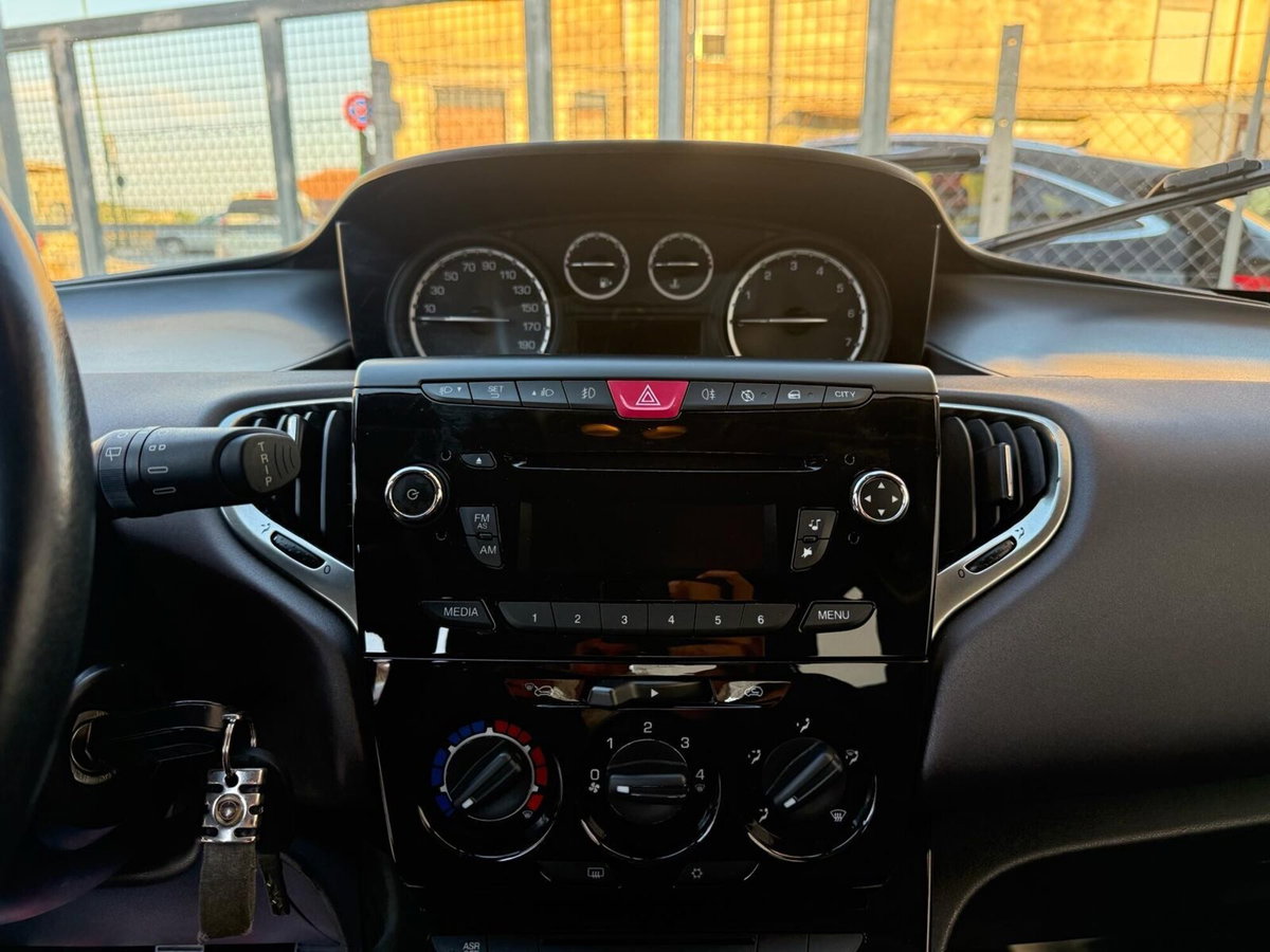 Lancia Ypsilon 1.2 69 CV 5 porte Gold (15)