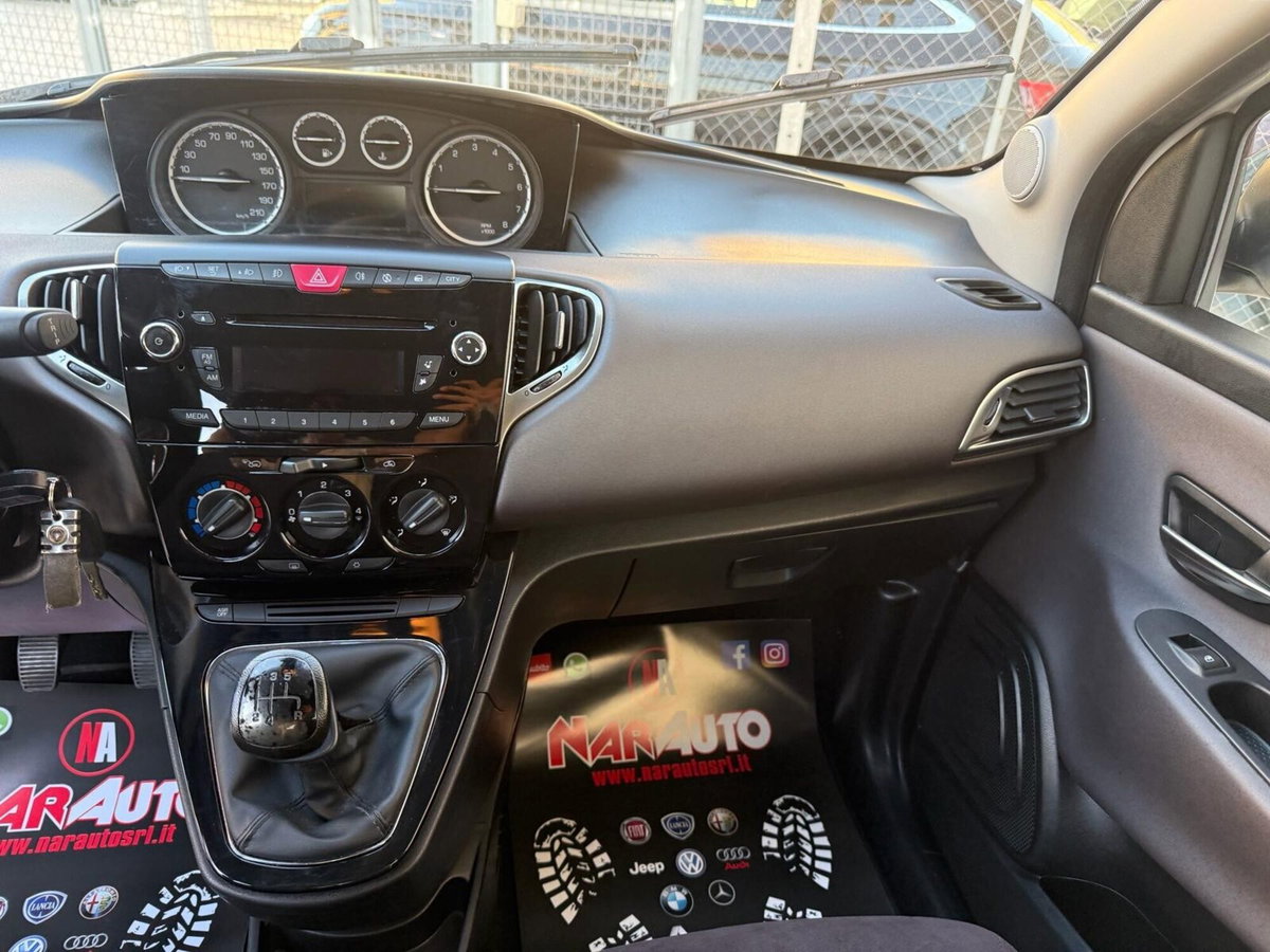 Lancia Ypsilon 1.2 69 CV 5 porte Gold (16)