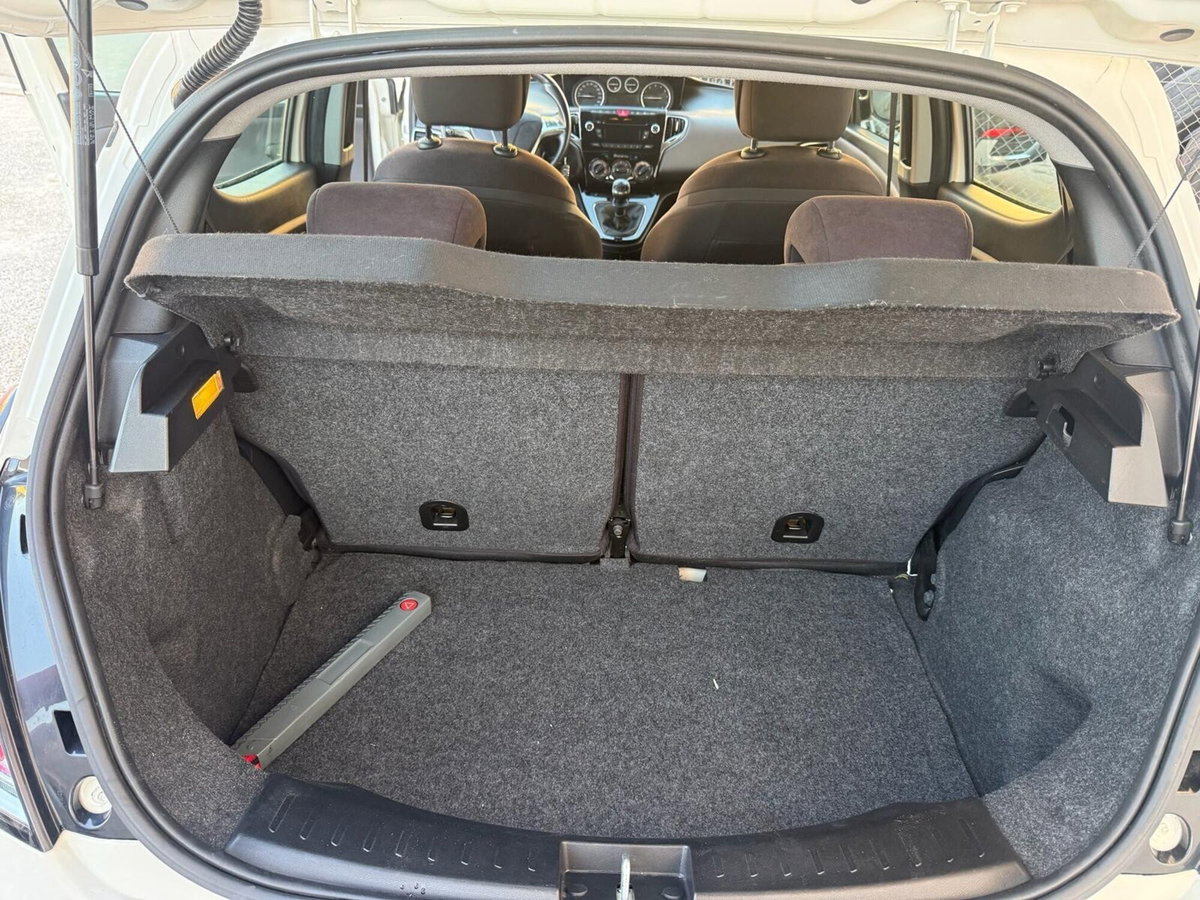 Lancia Ypsilon 1.2 69 CV 5 porte Gold (17)