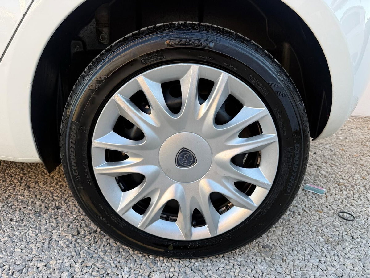 Lancia Ypsilon 1.2 69 CV 5 porte Gold (9)