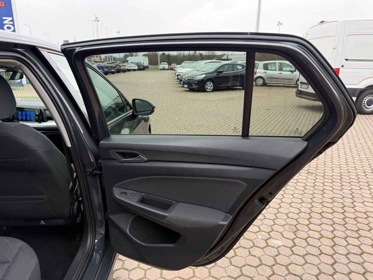 Volkswagen Golf 2.0 TDI SCR Life (18)