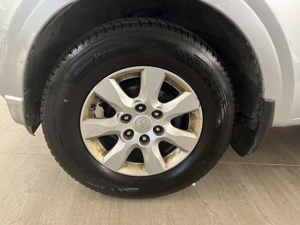 Mitsubishi Pajero 3.2 DI-D 16V aut. 5p. Instyle DPF (6)