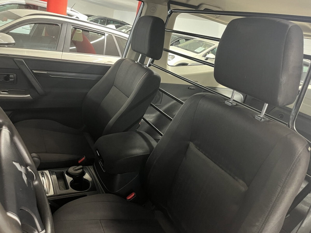 Mitsubishi Pajero 3.2 DI-D 16V aut. 5p. Instyle DPF (8)