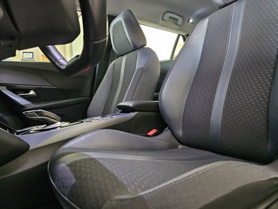 Peugeot 2008 PureTech 130 S&S EAT8 Allure Navi Pack (8)
