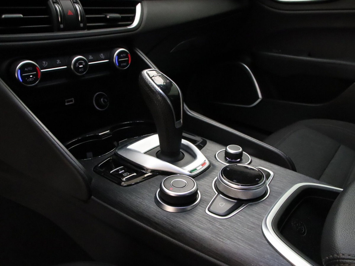 Alfa Romeo Giulia 2.2 Turbodiesel 160 CV AT8 Business (13)