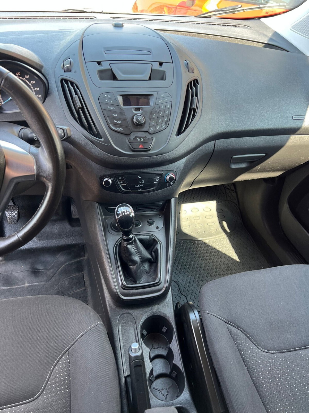 Ford Tourneo Courier 1.5 TDCI 75 CV Plus (11)