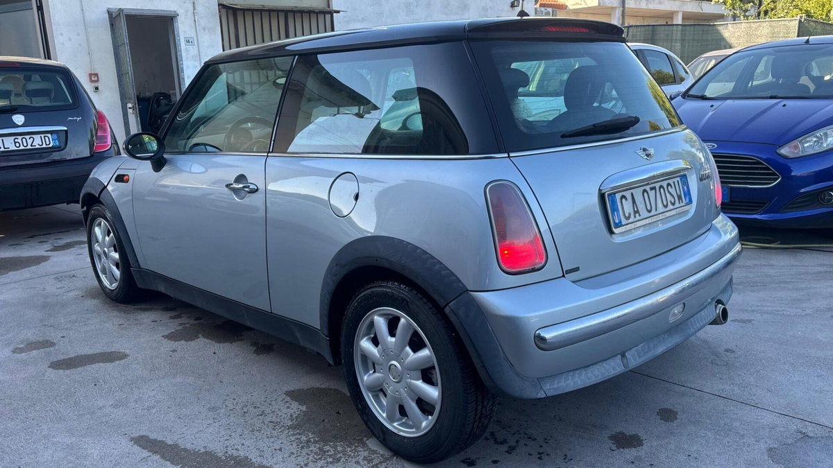 MINI Mini 1.6 16V Cooper (2)