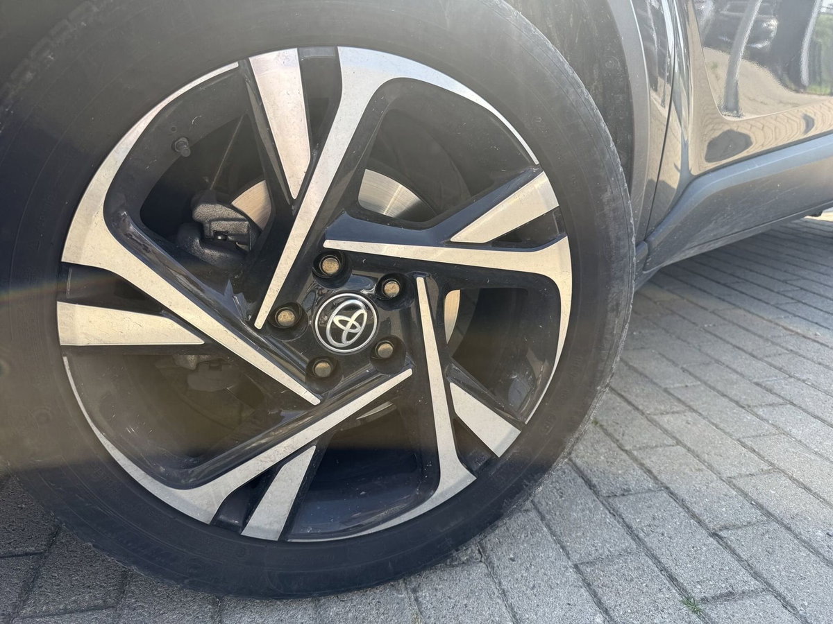Toyota Toyota C-HR 2.0 Hybrid E-CVT Lounge (2)
