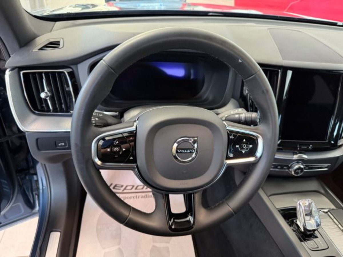 Volvo XC60 B4 (d) AWD automatico Plus Dark (10)