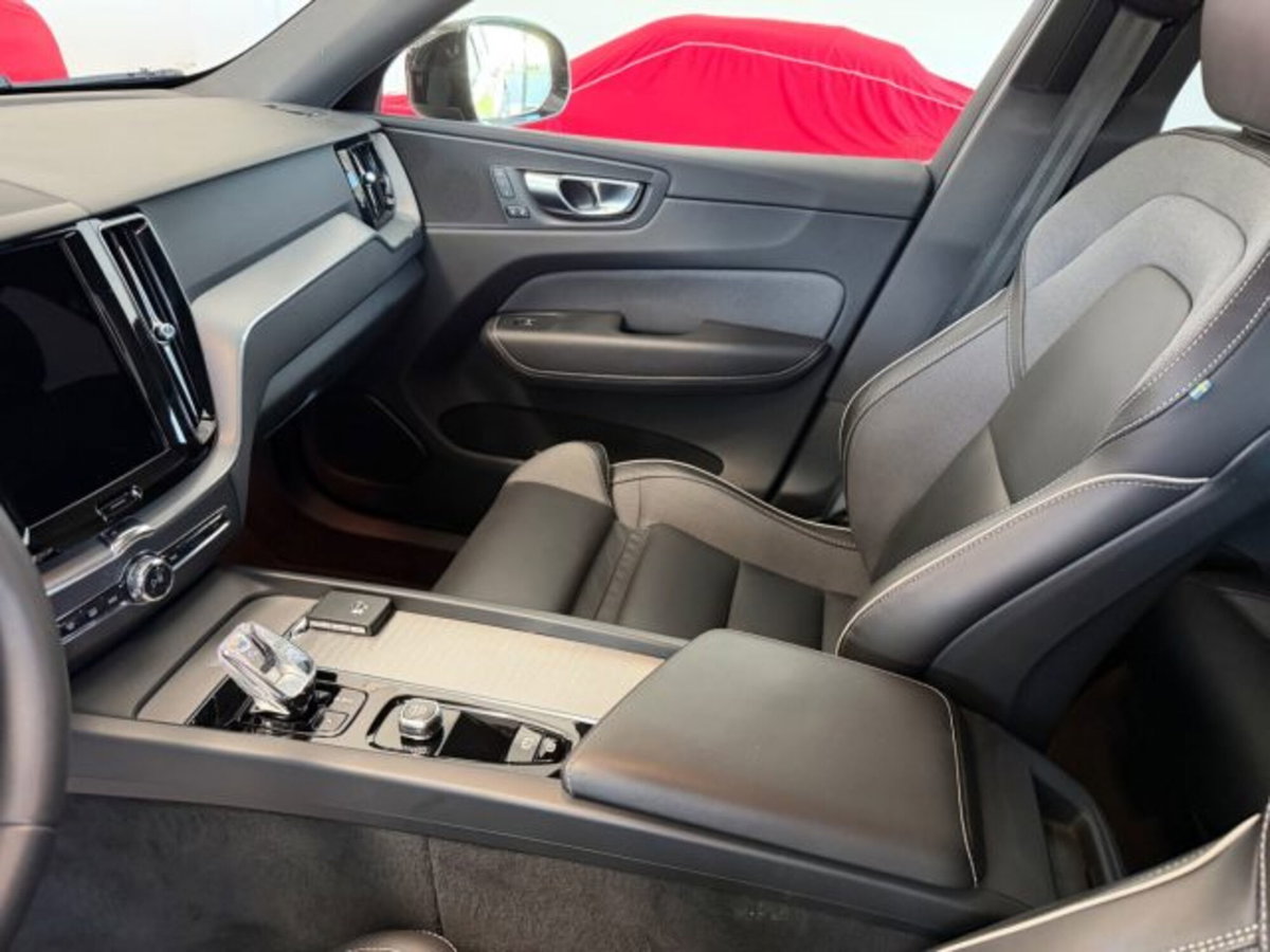 Volvo XC60 B4 (d) AWD automatico Plus Dark (11)