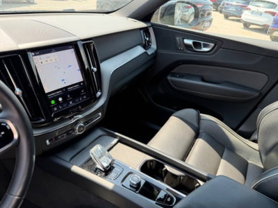 Volvo XC60 B4 (d) AWD automatico Plus Dark (11)
