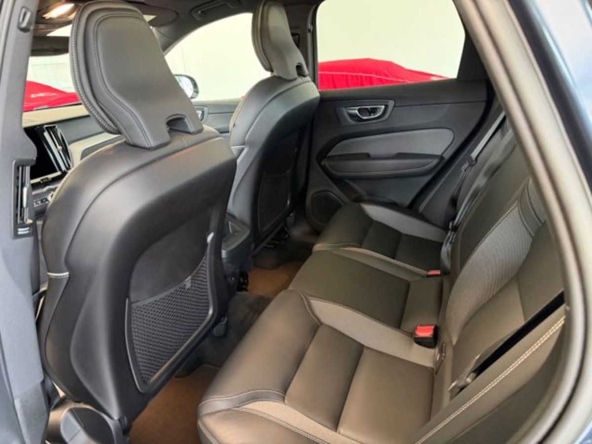 Volvo XC60 B4 (d) AWD automatico Plus Dark (12)