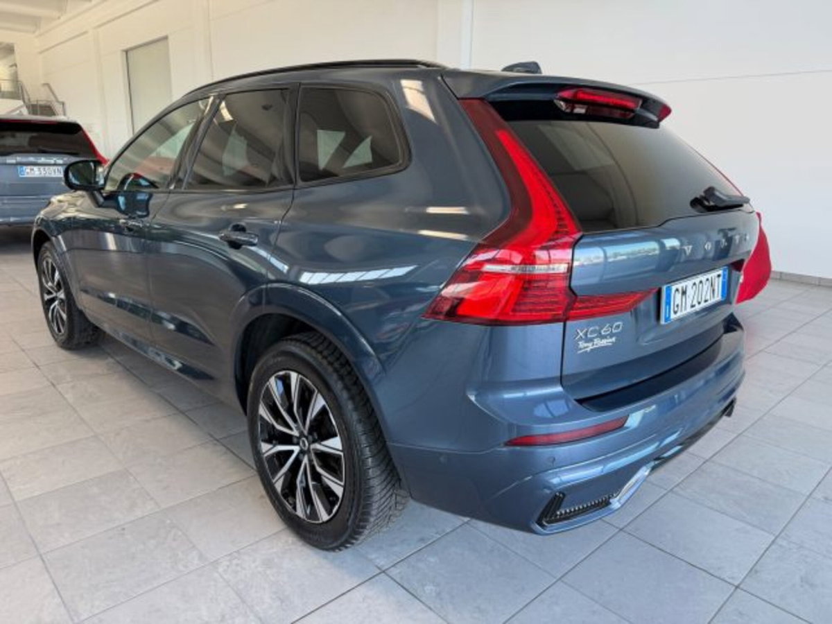 Volvo XC60 B4 (d) AWD automatico Plus Dark (6)