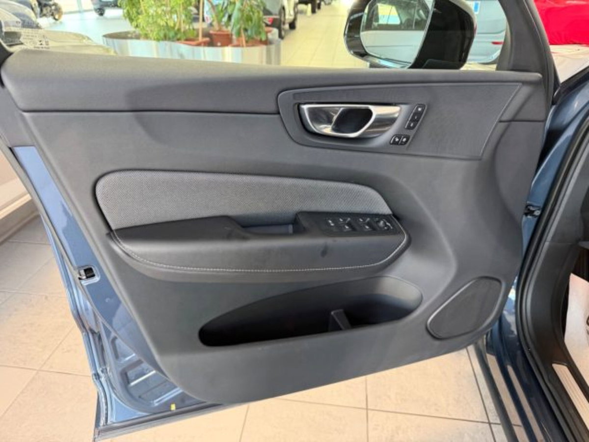 Volvo XC60 B4 (d) AWD automatico Plus Dark (7)