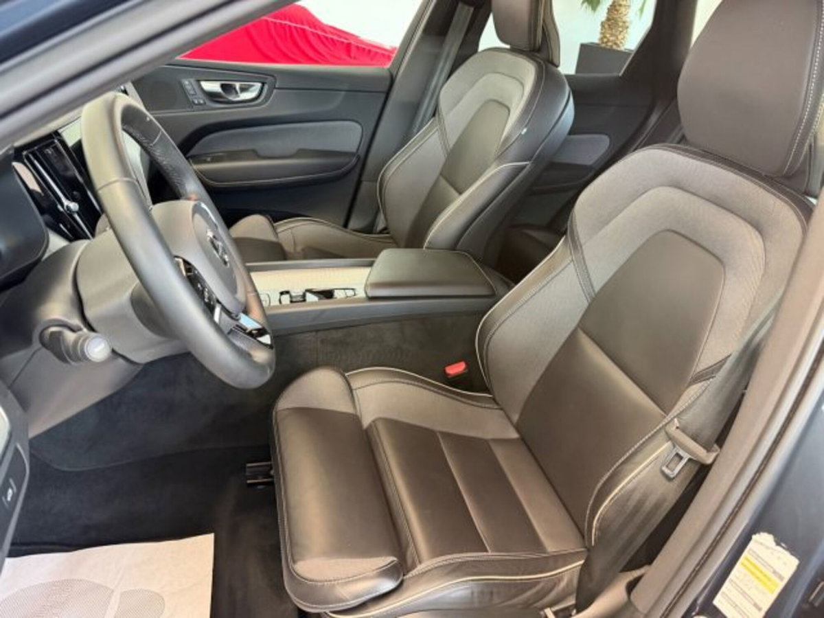 Volvo XC60 B4 (d) AWD automatico Plus Dark (8)