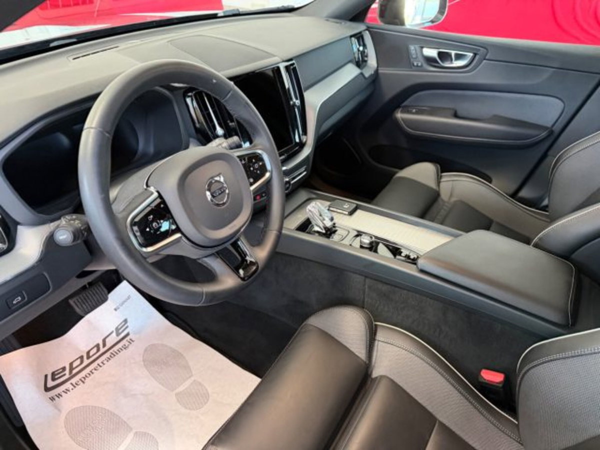 Volvo XC60 B4 (d) AWD automatico Plus Dark (9)