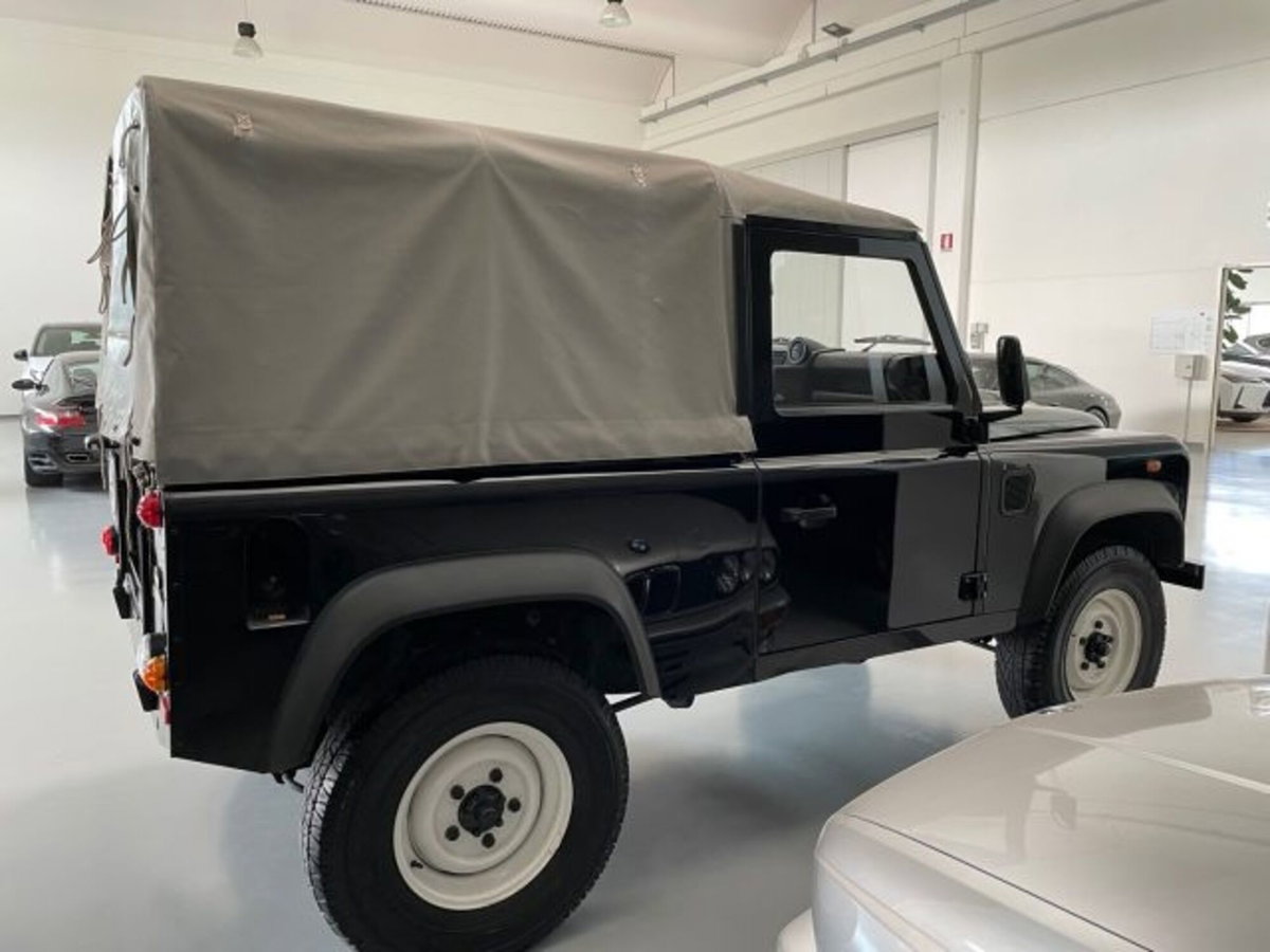 Land Rover Defender 90 2.4 TD4 Soft top E (4)