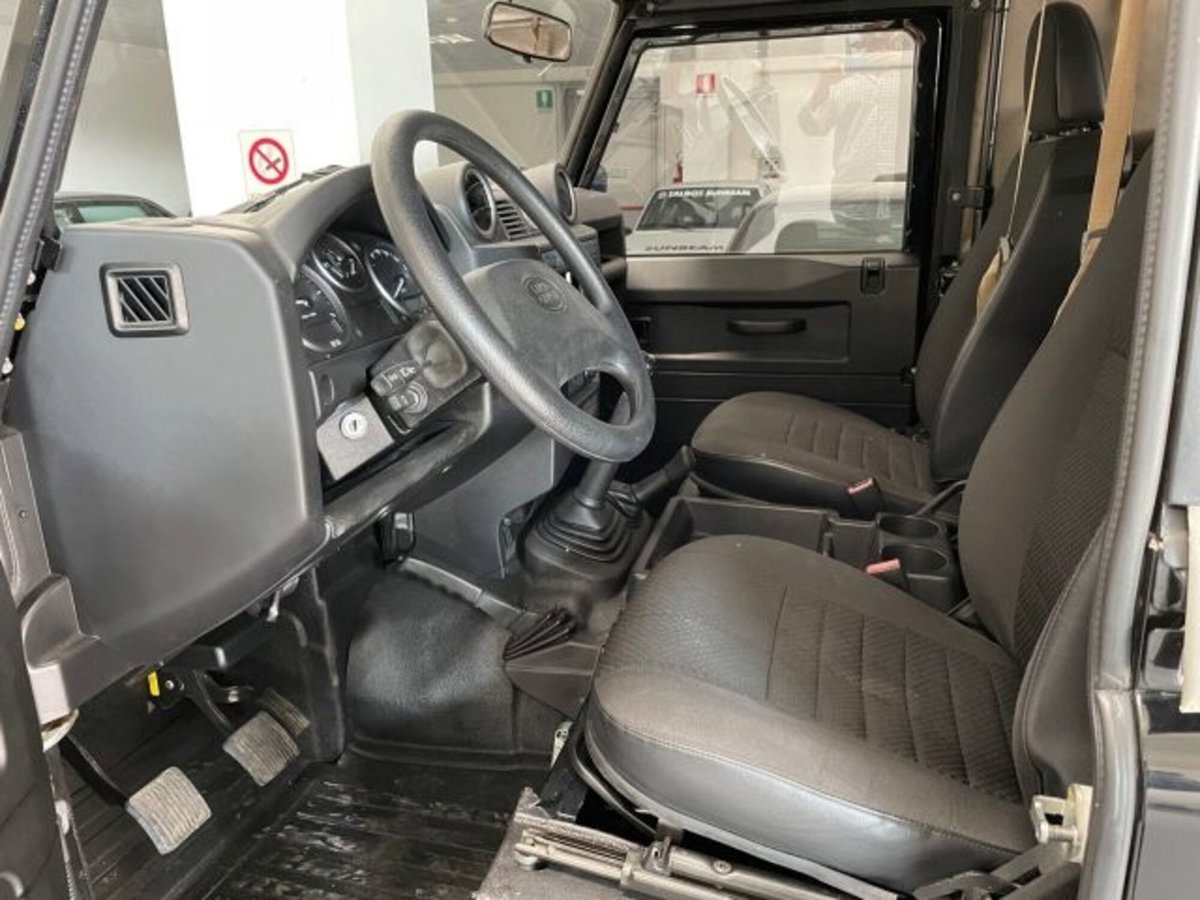 Land Rover Defender 90 2.4 TD4 Soft top E (7)