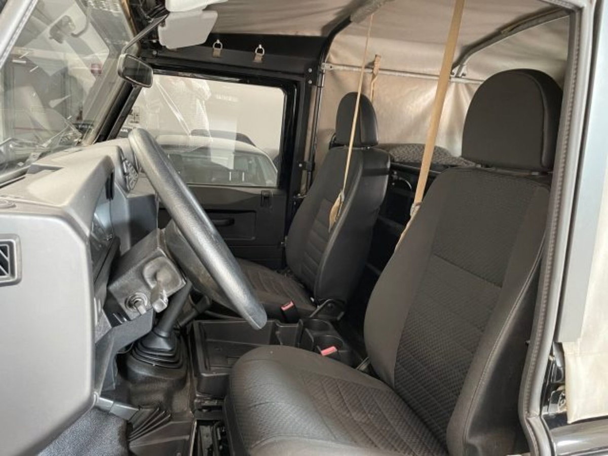 Land Rover Defender 90 2.4 TD4 Soft top E (8)