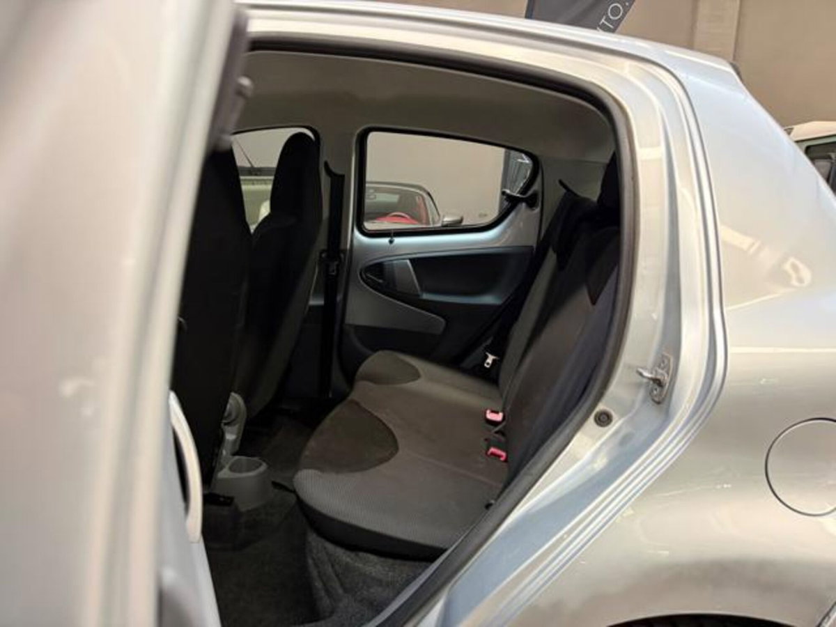 Toyota Aygo 1.0 12V VVT-i 5 porte Sol (13)