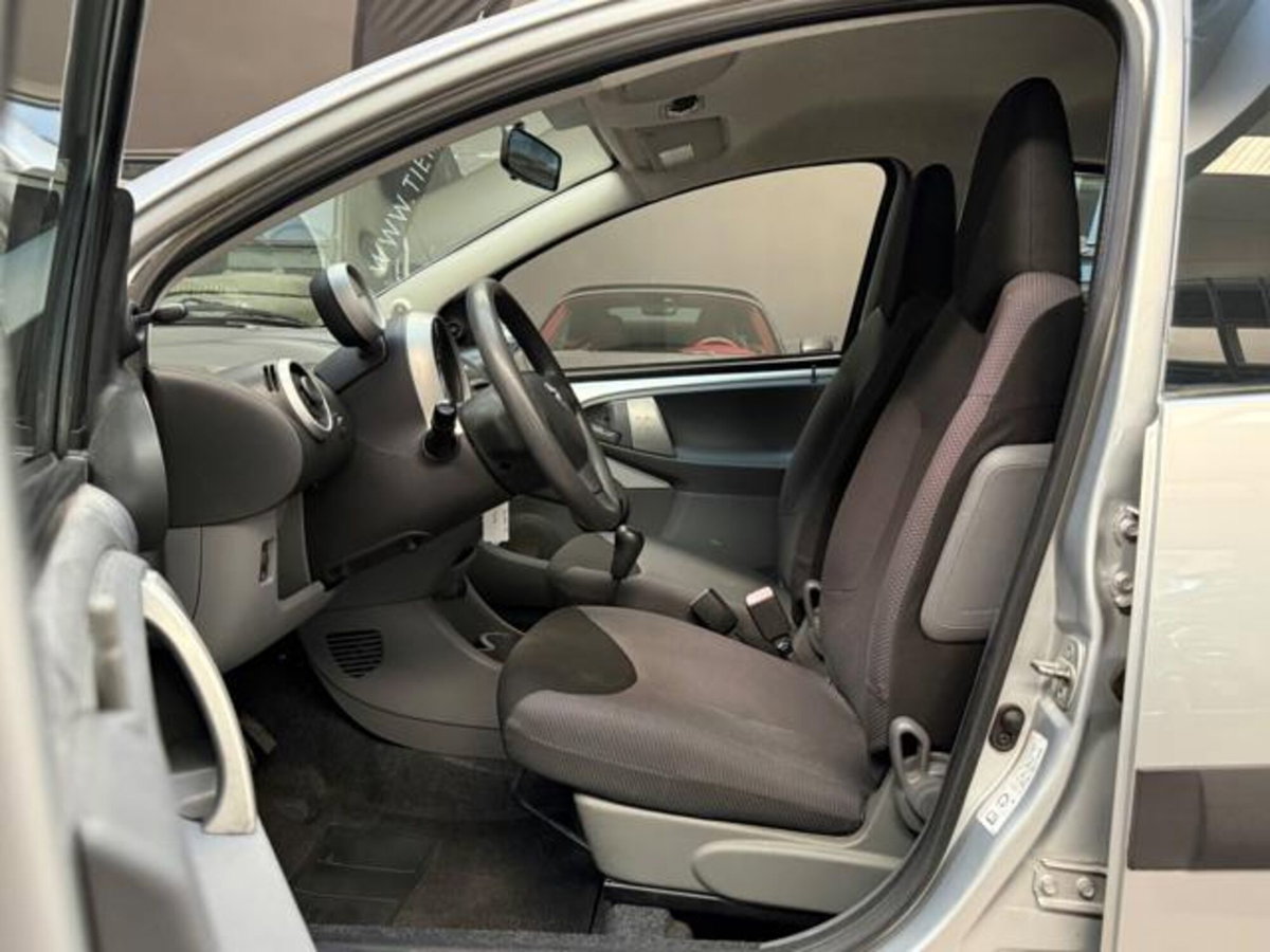 Toyota Aygo 1.0 12V VVT-i 5 porte Sol (7)