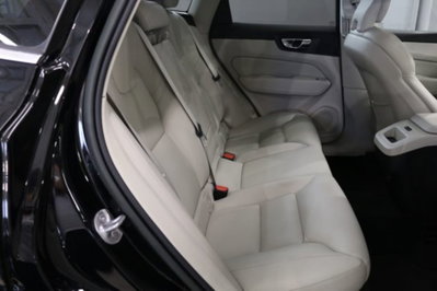 Volvo XC60 B4 (d) AWD automatico Plus Dark (11)
