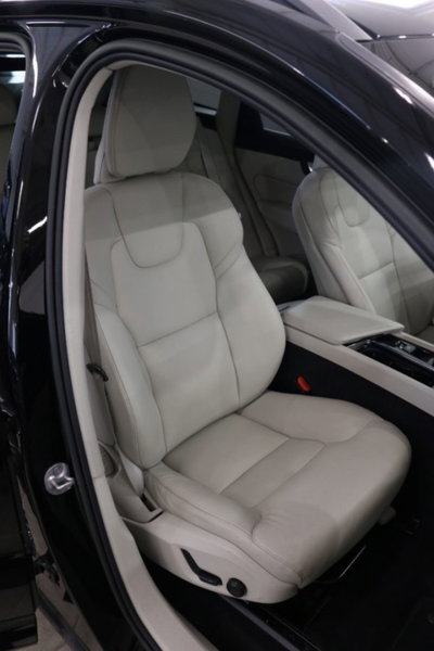 Volvo XC60 B4 (d) AWD automatico Plus Dark (10)