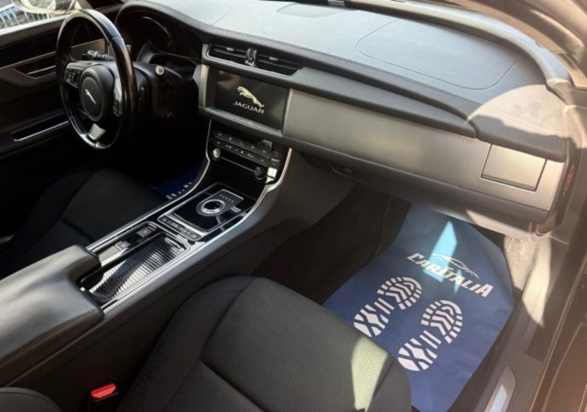 Jaguar XF 2.0 D 180 CV aut. Pure (9)