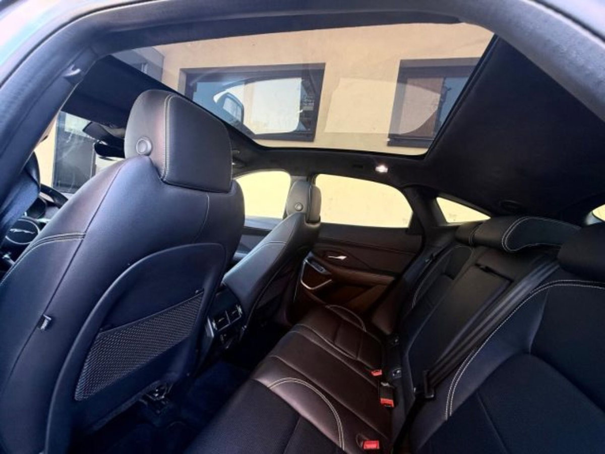 Jaguar E-Pace 2.0D I4 163 CV AWD Auto R-Dynamic Black (13)