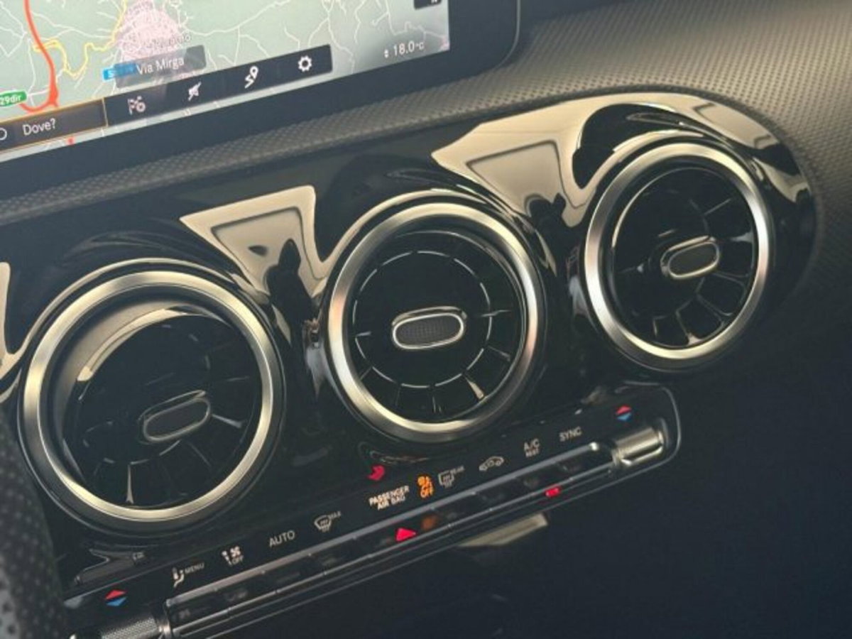 Mercedes-Benz Classe A Sedan 180 d 4p. Premium (15)