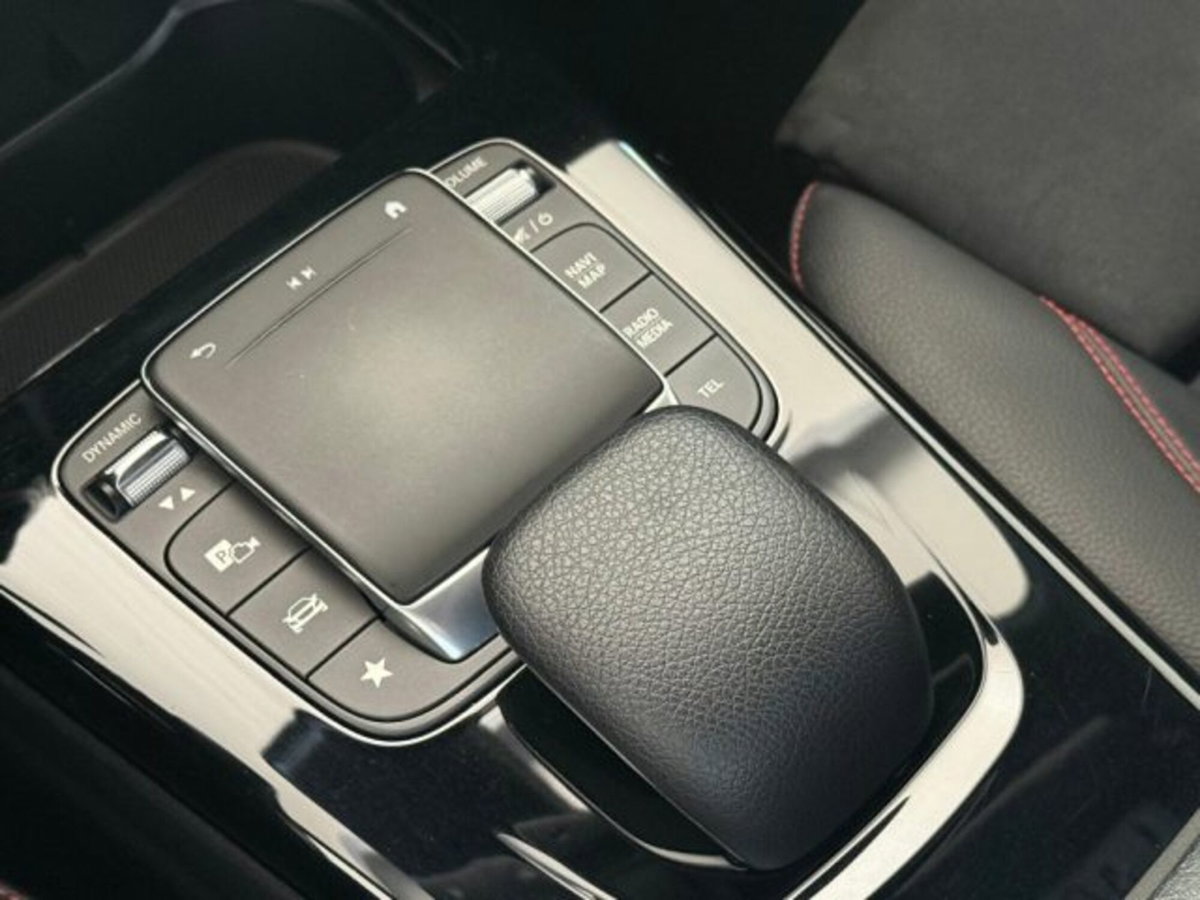 Mercedes-Benz Classe A Sedan 180 d 4p. Premium (16)