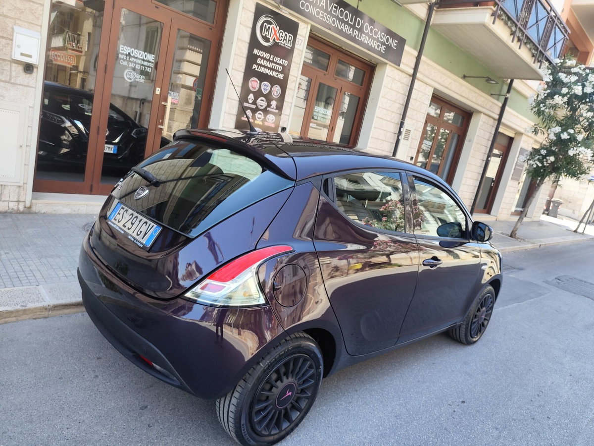 Lancia Ypsilon 1.2 69 CV Argento (10)