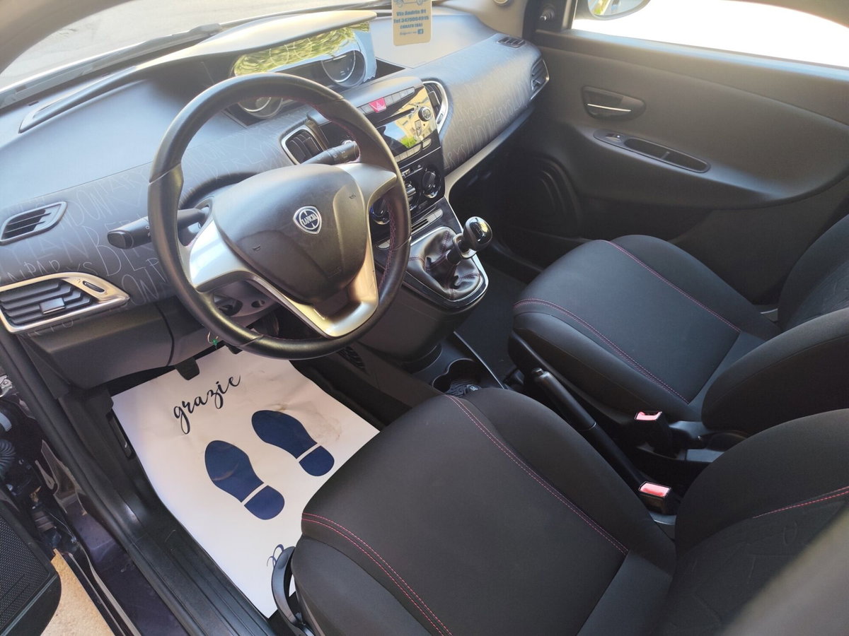 Lancia Ypsilon 1.2 69 CV Argento (14)