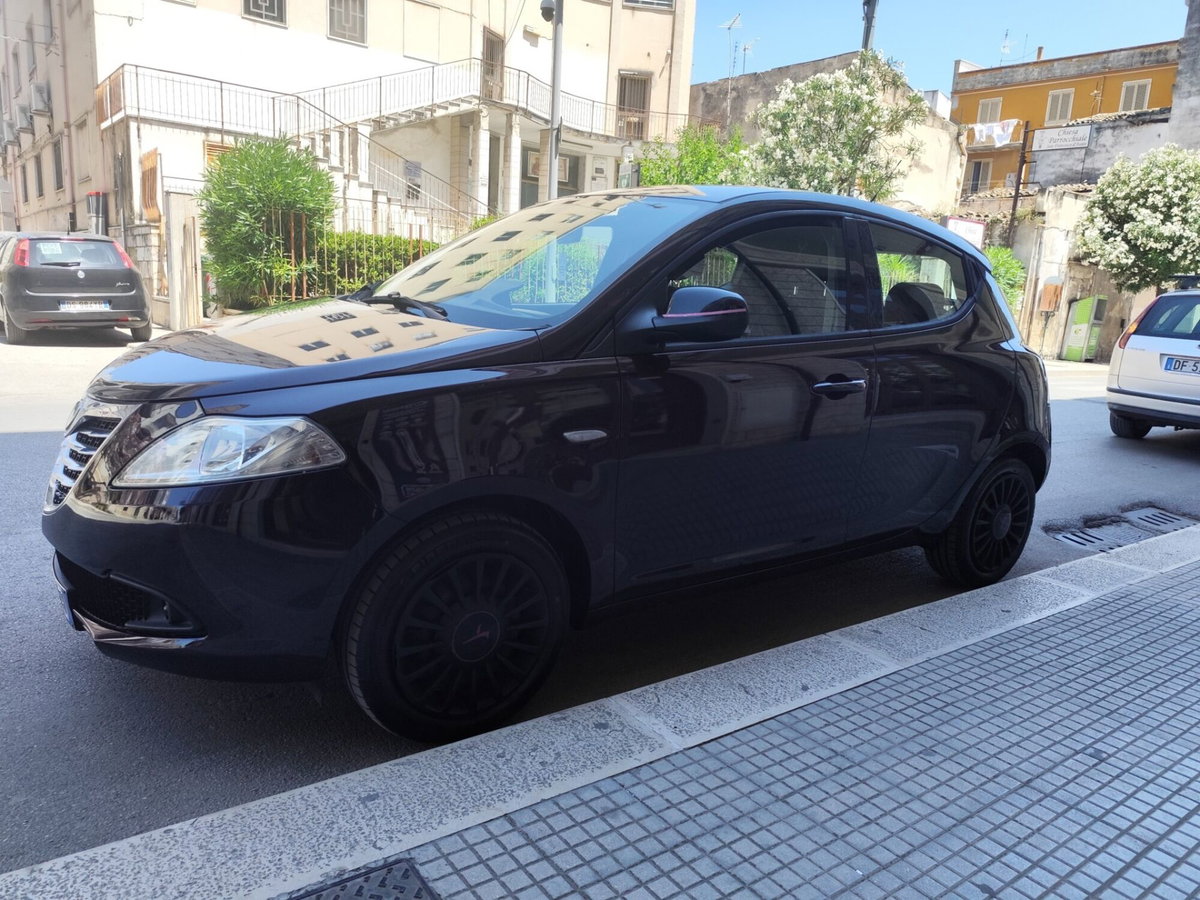 Lancia Ypsilon 1.2 69 CV Argento (4)