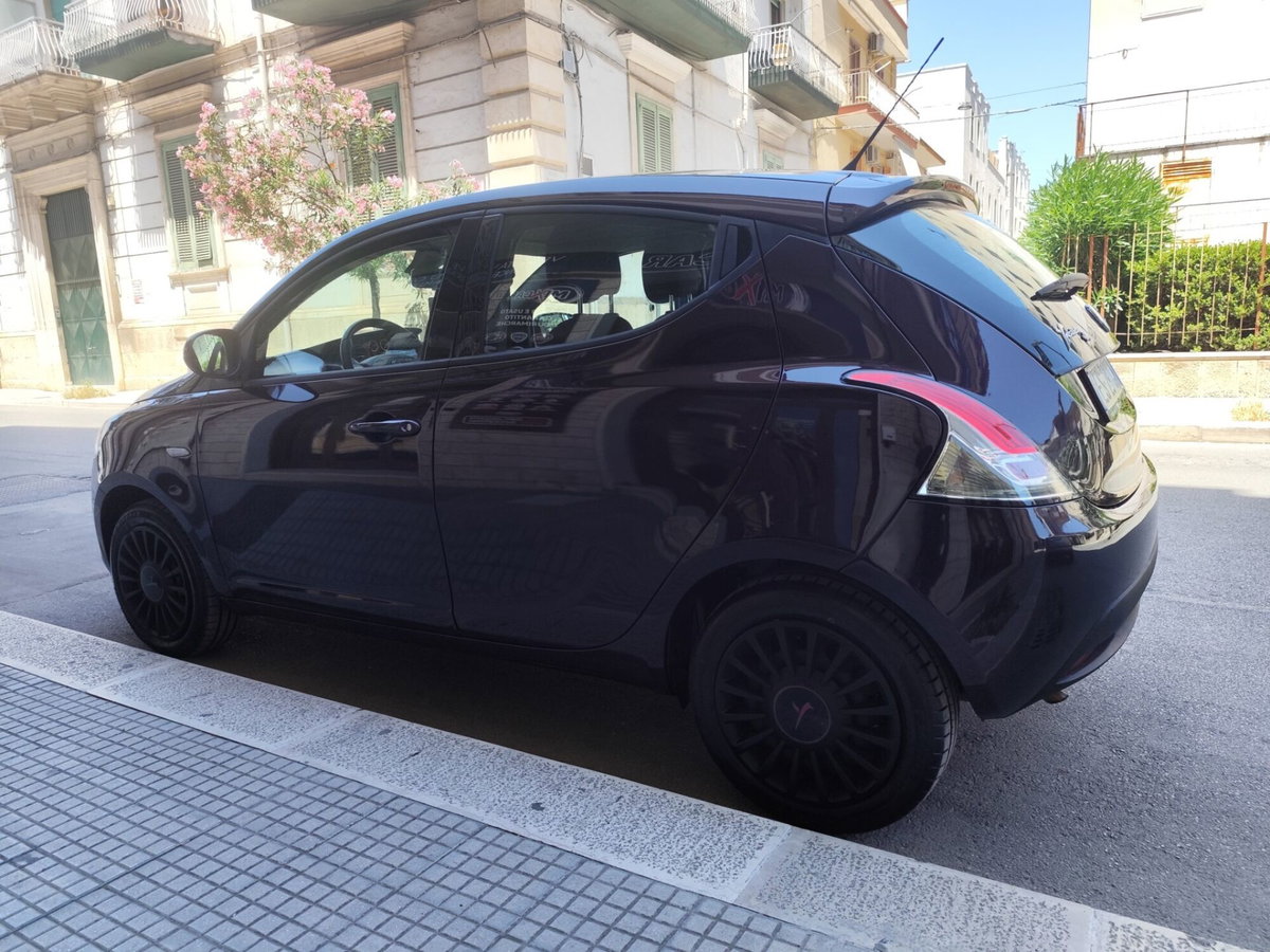 Lancia Ypsilon 1.2 69 CV Argento (5)