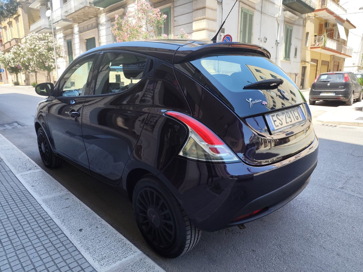 Lancia Ypsilon 1.2 69 CV Argento (6)