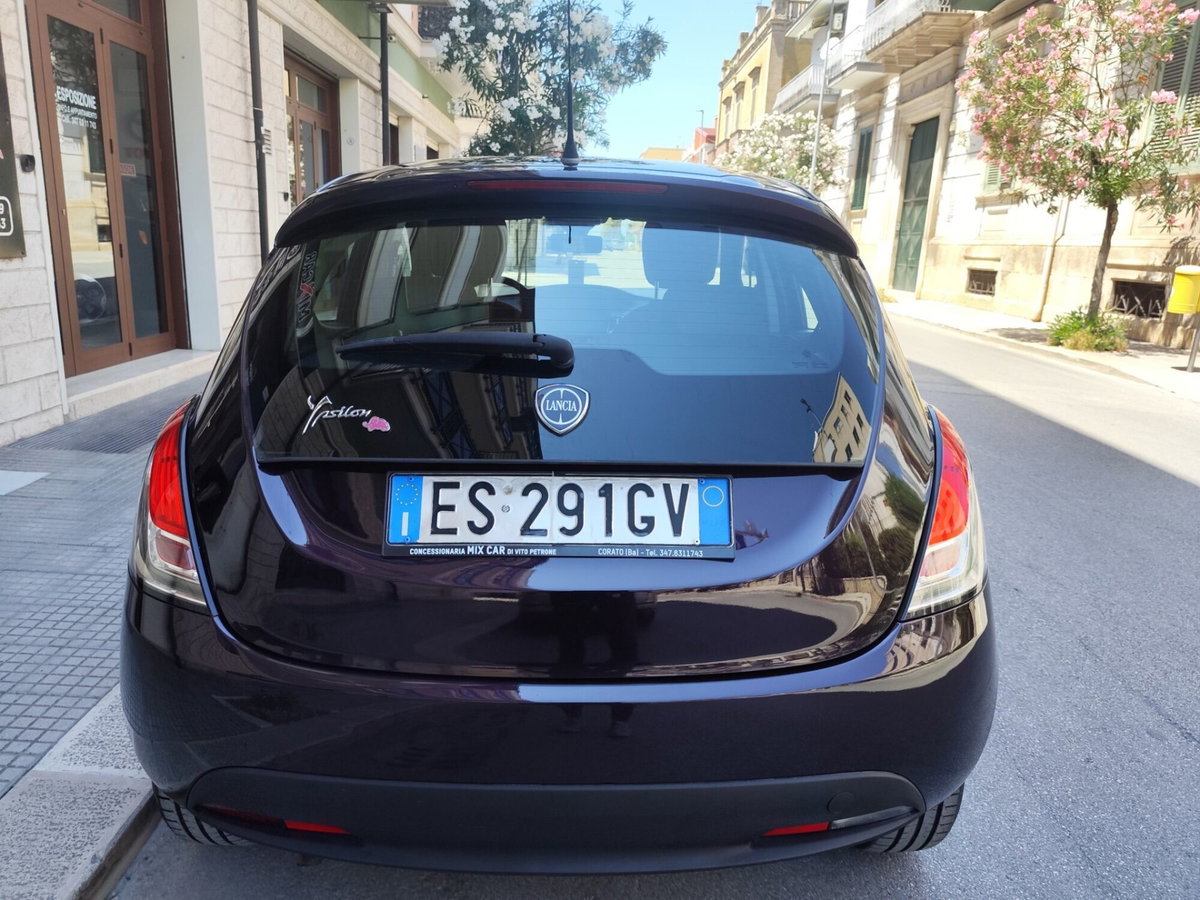Lancia Ypsilon 1.2 69 CV Argento (7)