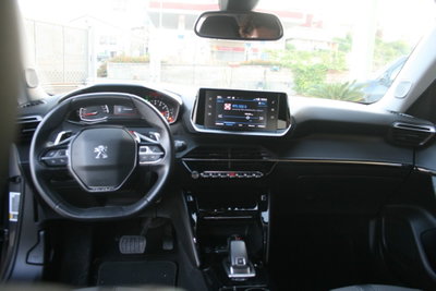 Peugeot 2008 BlueHDi 130 S&S EAT8 Allure Pack (7)