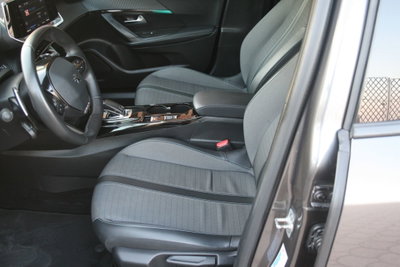 Peugeot 2008 BlueHDi 130 S&S EAT8 Allure Pack (8)